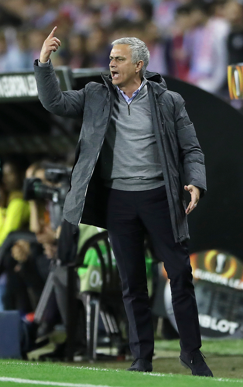 包含赛地聚焦：英超今夜热度飙升，金州勇士调整名单，震撼外界，临场指挥获称赞的词条