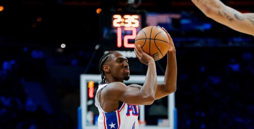 包含今晚NBA常规赛传出新动向；费城76人篮板制胜；管理层表态——球迷炸锅；数据趋势出现新变化的词条